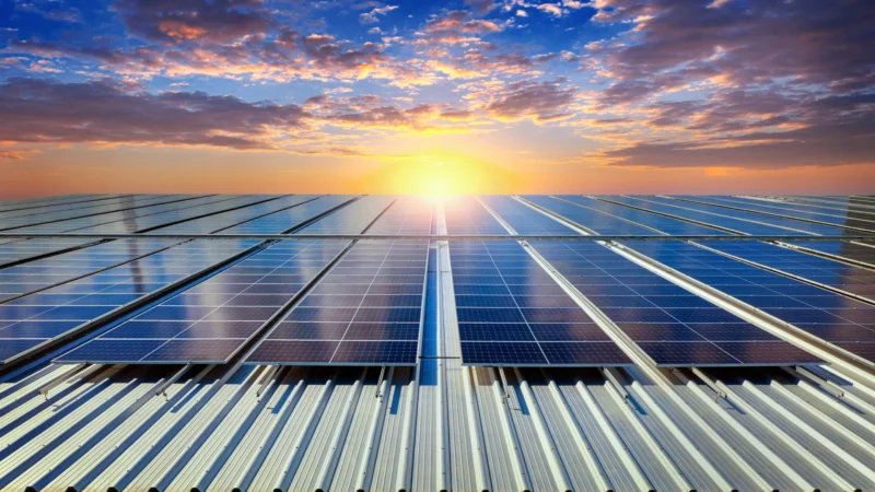 Impianto fotovoltaico al tramonto, energia solare e sostenibilità.